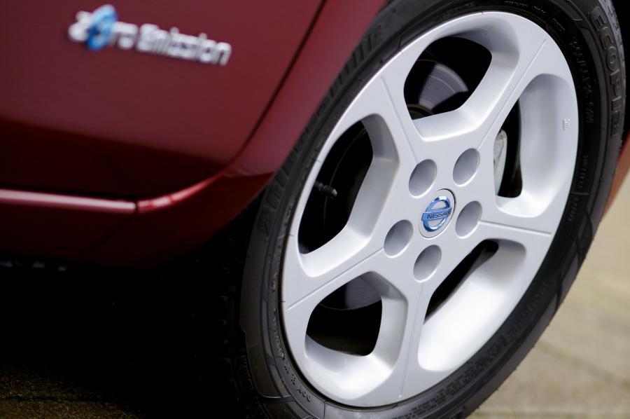  Nissan Leaf 2011 года  (UK) (фото 4 из 14)